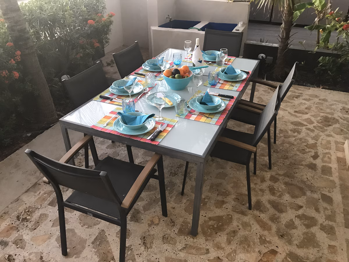 Outdoor dining area Villa Trepanier